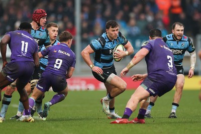 180126 - Exeter Chiefs v Cardiff Rugby - EPCR Challenge Cup - Mason Grady of Cardiff Rugby takes on Bachuki Tchumbadze of Exeter