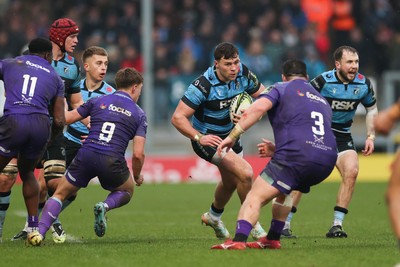 180126 - Exeter Chiefs v Cardiff Rugby - EPCR Challenge Cup - Mason Grady of Cardiff Rugby takes on Bachuki Tchumbadze of Exeter
