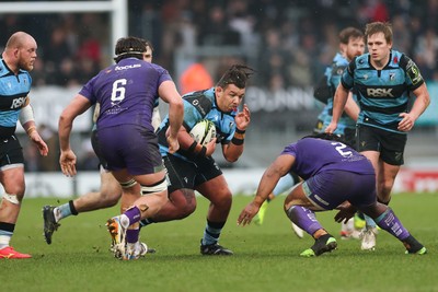 180126 - Exeter Chiefs v Cardiff Rugby - EPCR Challenge Cup - Javan Sebastian of Cardiff Rugby takes on Joseph Dweba of Exeter