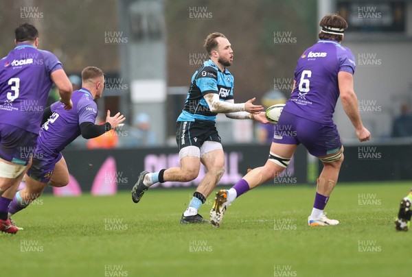 180126 - Exeter Chiefs v Cardiff Rugby - EPCR Challenge Cup - Ioan Lloyd of Cardiff Rugby feeds the ball out