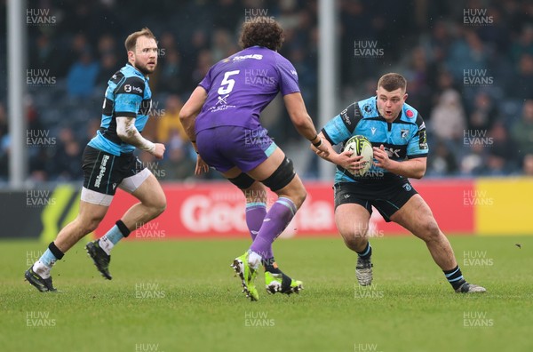 180126 - Exeter Chiefs v Cardiff Rugby - EPCR Challenge Cup - Danny Southworth of Cardiff Rugby takes on Andrea Zambonin of Exeter
