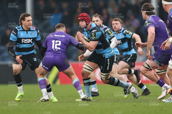 180126 - Exeter Chiefs v Cardiff Rugby - EPCR Challenge Cup - James Botham of Cardiff Rugby takes on Will Haydon-Wood of Exeter
