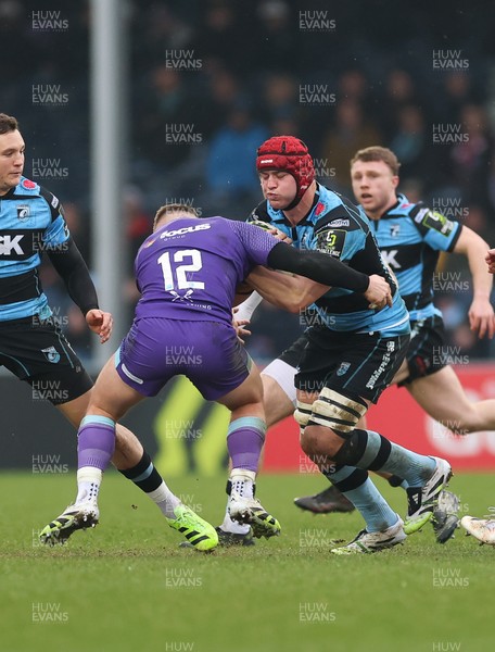 180126 - Exeter Chiefs v Cardiff Rugby - EPCR Challenge Cup - James Botham of Cardiff Rugby takes on Will Haydon-Wood of Exeter