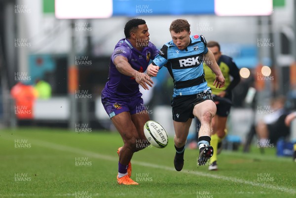 180126 - Exeter Chiefs v Cardiff Rugby - EPCR Challenge Cup - Tom Bowen of Cardiff Rugby kicks passed Immanuel Feyi-Waboso of Exeter