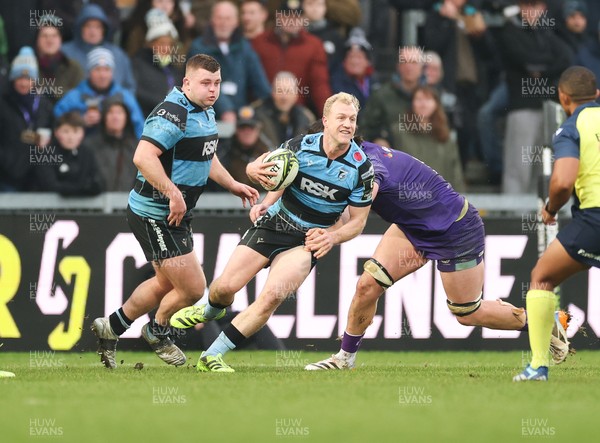 180126 - Exeter Chiefs v Cardiff Rugby - EPCR Challenge Cup - Johan Mulder of Cardiff Rugby looks to break