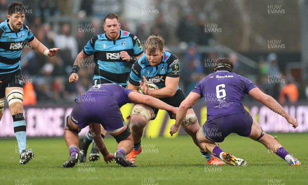 180126 - Exeter Chiefs v Cardiff Rugby - EPCR Challenge Cup - Josh McNally of Cardiff Rugby takes on Dafydd Jenkins of Exeter and Tom Hooper of Exeter
