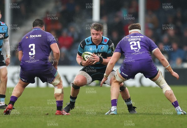 180126 - Exeter Chiefs v Cardiff Rugby - EPCR Challenge Cup - Evan Lloyd of Cardiff Rugby takes on Bachuki Tchumbadze of Exeter and Richard Capstick of Exeter