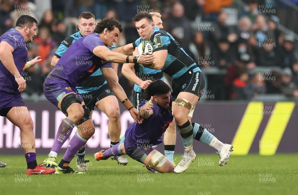180126 - Exeter Chiefs v Cardiff Rugby - EPCR Challenge Cup - Taine Basham of Cardiff Rugby charges forward