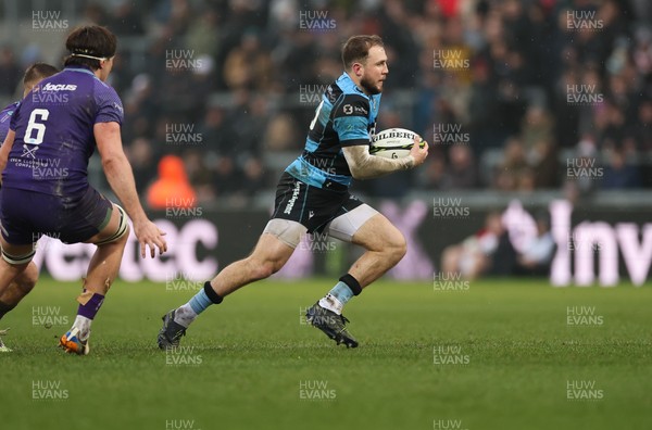 180126 - Exeter Chiefs v Cardiff Rugby - EPCR Challenge Cup - Ioan Lloyd of Cardiff Rugby breaks away