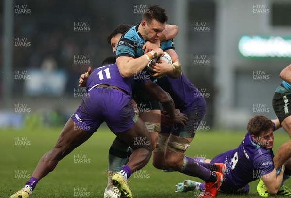 180126 - Exeter Chiefs v Cardiff Rugby - EPCR Challenge Cup - Taine Basham of Cardiff Rugby is tackled by Paul Brown-Bampoe of Exeter