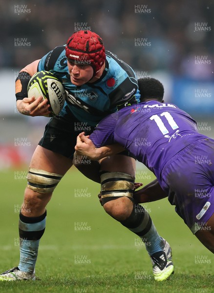 180126 - Exeter Chiefs v Cardiff Rugby - EPCR Challenge Cup - James Botham of Cardiff Rugby takes on Paul Brown-Bampoe of Exeter