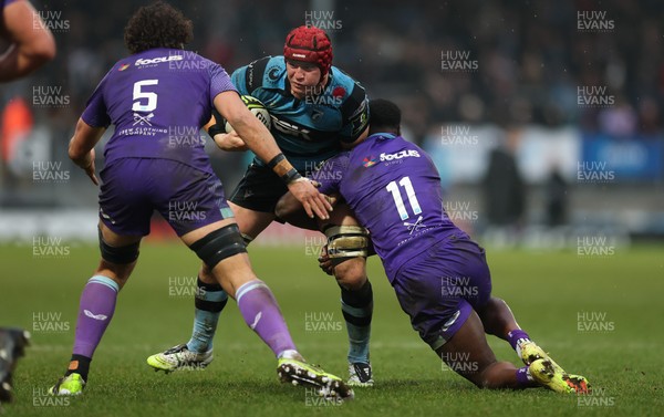 180126 - Exeter Chiefs v Cardiff Rugby - EPCR Challenge Cup - James Botham of Cardiff Rugby takes on Paul Brown-Bampoe of Exeter and Andrea Zambonin of Exeter