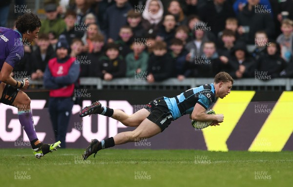 180126 - Exeter Chiefs v Cardiff Rugby - EPCR Challenge Cup - Tom Bowen of Cardiff Rugby dives over but the try is ruled out