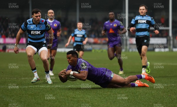 180126 - Exeter Chiefs v Cardiff Rugby - EPCR Challenge Cup - Immanuel Feyi-Waboso of Exeter wins the ball