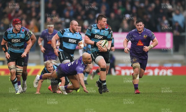 180126 - Exeter Chiefs v Cardiff Rugby - EPCR Challenge Cup - Evan Lloyd of Cardiff Rugby charges forward