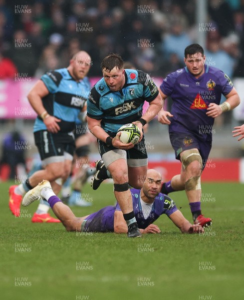 180126 - Exeter Chiefs v Cardiff Rugby - EPCR Challenge Cup - Evan Lloyd of Cardiff Rugby charges forward