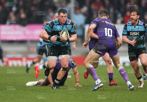 180126 - Exeter Chiefs v Cardiff Rugby - EPCR Challenge Cup - Evan Lloyd of Cardiff Rugby takes on Harvey Skinner of Exeter