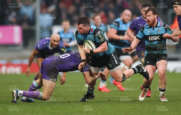 180126 - Exeter Chiefs v Cardiff Rugby - EPCR Challenge Cup - Evan Lloyd of Cardiff Rugby takes on Harvey Skinner of Exeter
