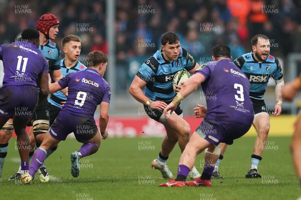 180126 - Exeter Chiefs v Cardiff Rugby - EPCR Challenge Cup - Mason Grady of Cardiff Rugby takes on Bachuki Tchumbadze of Exeter