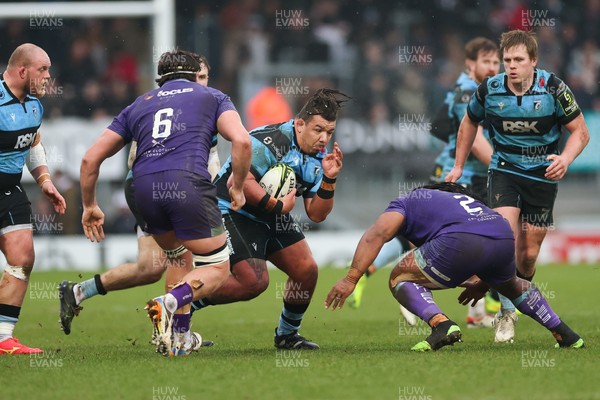180126 - Exeter Chiefs v Cardiff Rugby - EPCR Challenge Cup - Javan Sebastian of Cardiff Rugby takes on Joseph Dweba of Exeter
