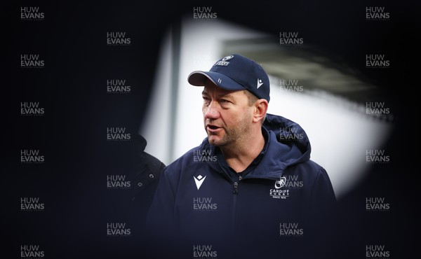 180126 - Exeter Chiefs v Cardiff Rugby - EPCR Challenge Cup - Cardiff Rugby head coach Corniel van Zyl speaks to the players at the end of the match