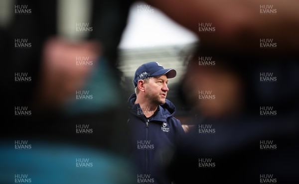 180126 - Exeter Chiefs v Cardiff Rugby - EPCR Challenge Cup - Cardiff Rugby head coach Corniel van Zyl speaks to the players at the end of the match