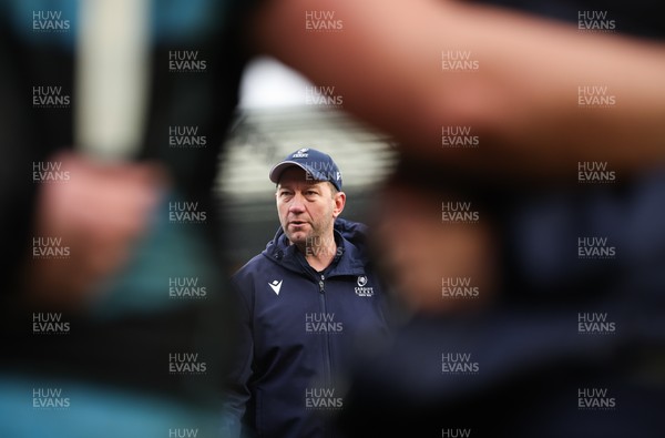 180126 - Exeter Chiefs v Cardiff Rugby - EPCR Challenge Cup - Cardiff Rugby head coach Corniel van Zyl speaks to the players at the end of the match