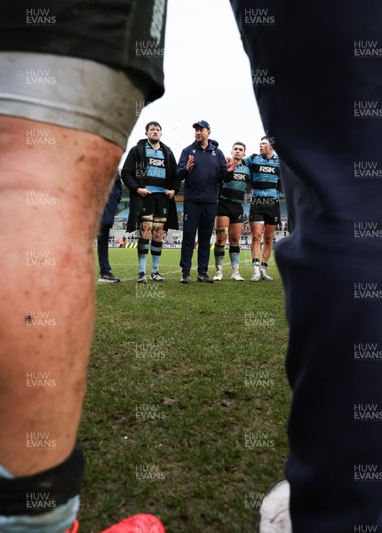 180126 - Exeter Chiefs v Cardiff Rugby - EPCR Challenge Cup - Cardiff Rugby head coach Corniel van Zyl speaks to the players at the end of the match
