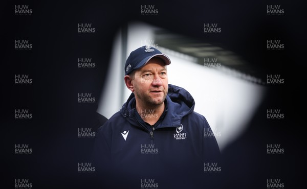 180126 - Exeter Chiefs v Cardiff Rugby - EPCR Challenge Cup - Cardiff Rugby head coach Corniel van Zyl speaks to the players at the end of the match