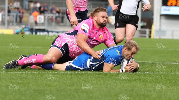 190817 Exeter Chiefs v Dragons - Dragons Sarel Pretorius  goes over for a try tackled by Tomas Francis