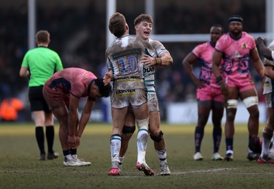 150225 - Exeter Chiefs v Gloucester Rugby - Premiership Cup Pool E - Olly Allport of Gloucester celebrates the victory at full time with Charlie Atkinson