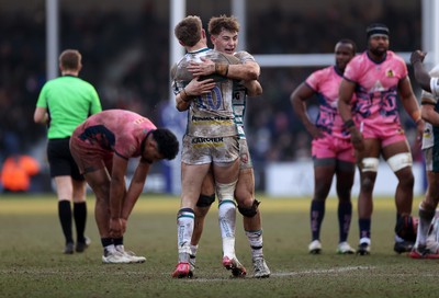 150225 - Exeter Chiefs v Gloucester Rugby - Premiership Cup Pool E - Olly Allport of Gloucester celebrates the victory at full time with Charlie Atkinson