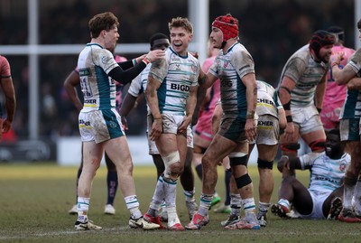 150225 - Exeter Chiefs v Gloucester Rugby - Premiership Cup Pool E - Charlie Atkinson of Gloucester celebrates the victory at full time