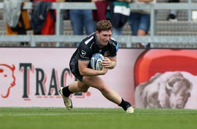 110525 - Exeter Chiefs v Northampton Saints - Gallagher Premiership - Nick Lilley of Exeter runs in to score a try on his debut