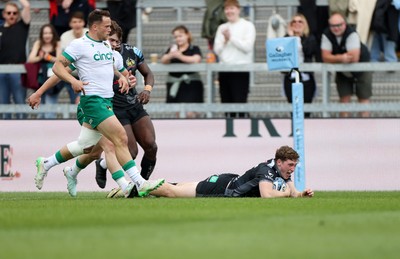 110525 - Exeter Chiefs v Northampton Saints - Gallagher Premiership - Nick Lilley of Exeter runs in to score a try on his debut
