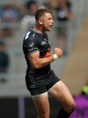 110525 - Exeter Chiefs v Northampton Saints - Gallagher Premiership - Harvey Skinner of Exeter celebrates scoring a try