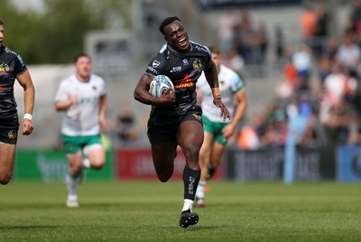 110525 - Exeter Chiefs v Northampton Saints - Gallagher Premiership - Paul Brown-Bampoe of Exeter runs in to score a try