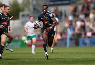 110525 - Exeter Chiefs v Northampton Saints - Gallagher Premiership - Paul Brown-Bampoe of Exeter runs in to score a try