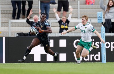 110525 - Exeter Chiefs v Northampton Saints - Gallagher Premiership - Paul Brown-Bampoe of Exeter scores a try