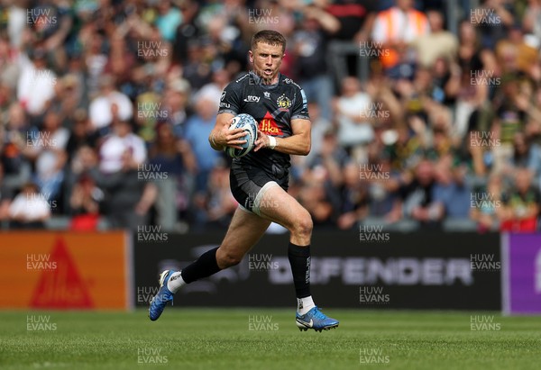 110525 - Exeter Chiefs v Northampton Saints - Gallagher Premiership - Harvey Skinner of Exeter runs in to score a try