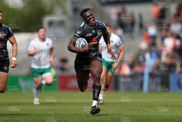 110525 - Exeter Chiefs v Northampton Saints - Gallagher Premiership - Paul Brown-Bampoe of Exeter runs in to score a try