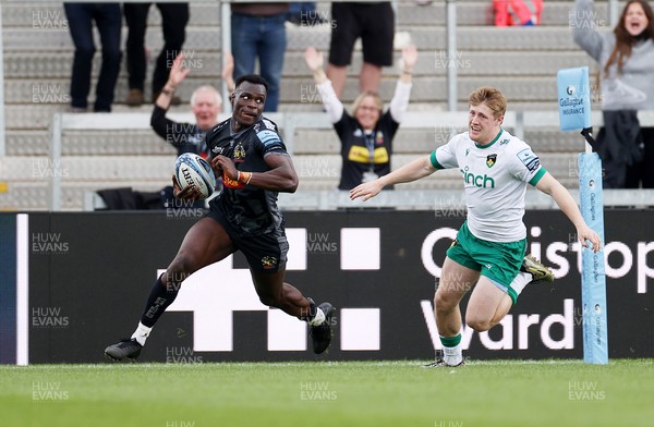 110525 - Exeter Chiefs v Northampton Saints - Gallagher Premiership - Paul Brown-Bampoe of Exeter scores a try