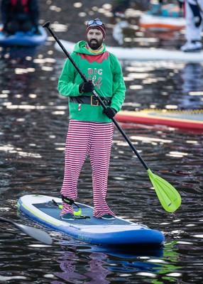 Festive Paddle Boarders in Penarth 101222