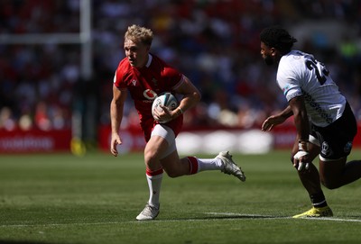 040726 - Fiji v Wales - Nations Championship - Blair Murray of Wales is challenged by Kalaveti Ravouvou of Fiji 