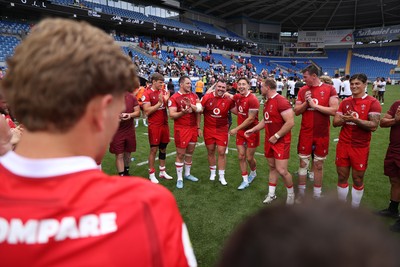 040726 - Fiji v Wales - Nations Championship - Wales celebrate in the team huddle at full time