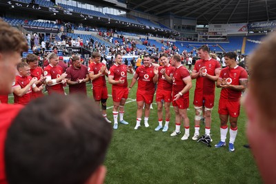 040726 - Fiji v Wales - Nations Championship - Wales celebrate in the team huddle at full time