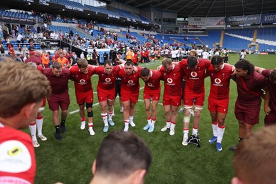 040726 - Fiji v Wales - Nations Championship - Wales celebrate in the team huddle at full time