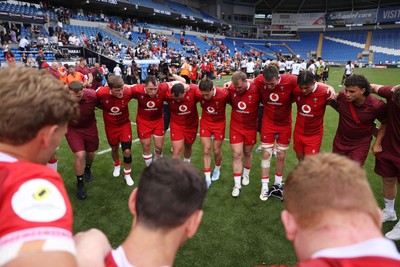 040726 - Fiji v Wales - Nations Championship - Wales celebrate in the team huddle at full time
