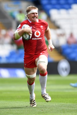 040726 - Fiji v Wales - Nations Championship - Aaron Wainwright of Wales makes a run
