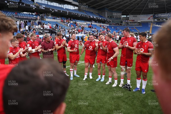 040726 - Fiji v Wales - Nations Championship - Wales celebrate in the team huddle at full time